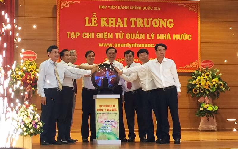 Các đại biểu làm lễ nhấn nút chính thức đưa Tạp chí điện tử Quản lý nhà nước hòa mạng internet toàn cầu.