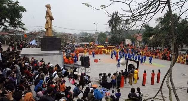 Toàn cảnh buổi lễ dâng hương dưới tượng đài Hoàng Hoa Thám.