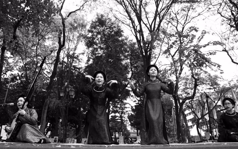 Biểu diễn ca trù tại một ngày hội văn hóa.