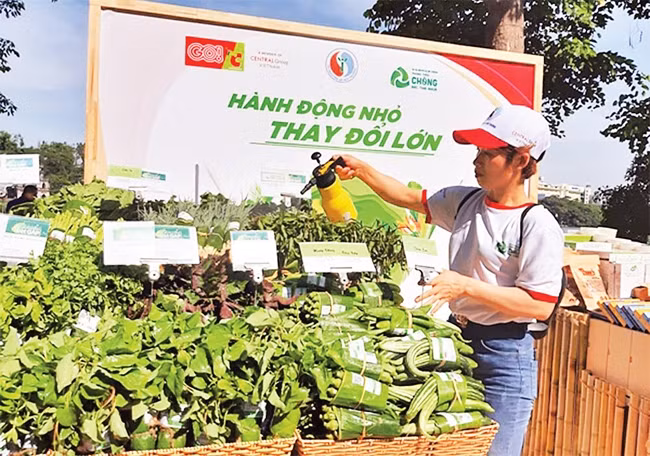 Siêu thị BigC Hồ Gươm (quận Hà Đông) sử dụng lá chuối để gói rau, thay thế túi ni-lông. Ảnh: QUỐC BẢO