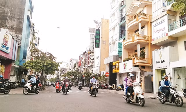 Đường Nguyễn Đình Chiểu (quận 3) khang trang, thông thoáng hơn sau khi dây điện và dây viễn thông được ngầm hóa.