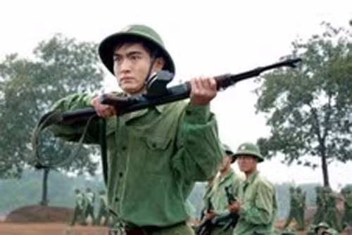 Cảnh trong phim Mùi cỏ cháy.