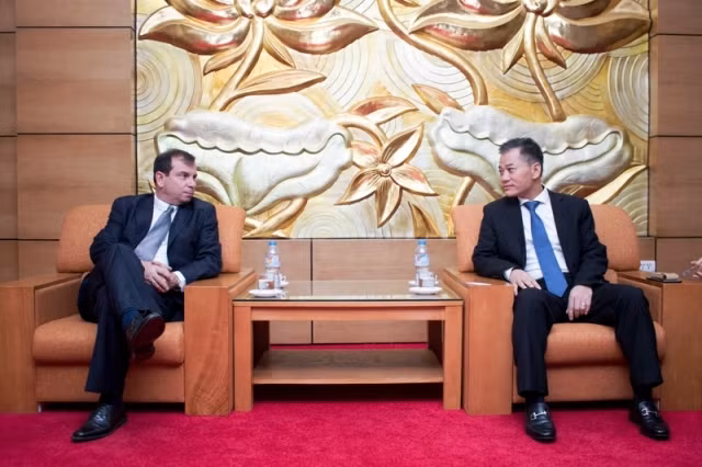 Ông Đôn Tuấn Phong (phải) tiếp ông Fernando González Llort.