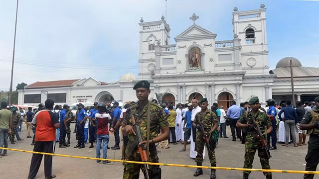 Cảnh sát phong tỏa hiện trường vụ đánh bom nhà thờ St.Anthony. Ảnh: CNN