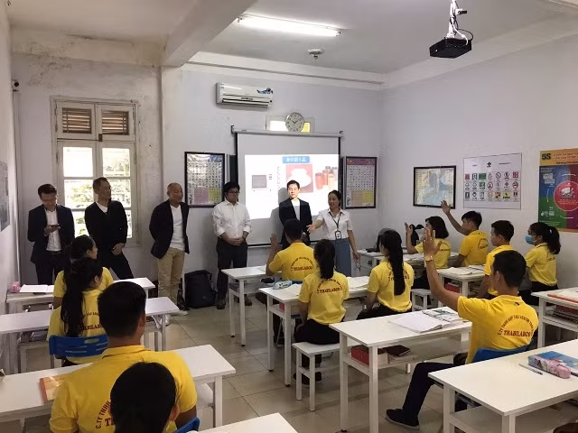 Đối tác Nhật Bản thăm một lớp học tiếng Nhật Bản của THABILABCO.
