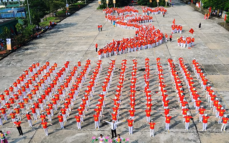 Hội viên Hội Giáo dục chăm sóc sức khỏe cộng đồng Việt Nam đồng diễn bài “ Dưỡng sinh kinh lạc”.