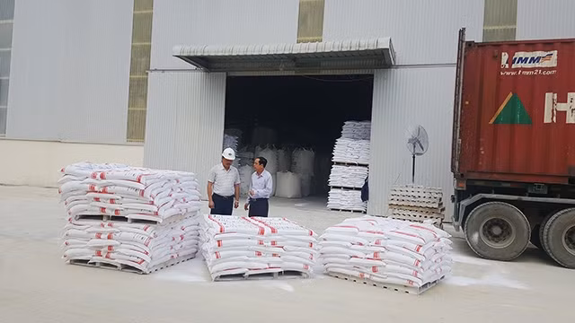 Hàng bột đá chuẩn bị xuất bán tại Công ty CP khoáng sản và TM Trung Hải.