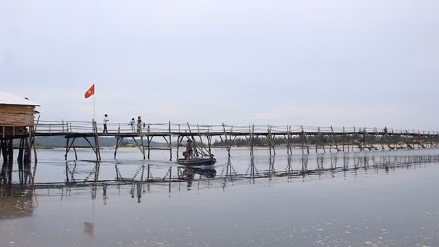 Cầu dài qua sông rộng