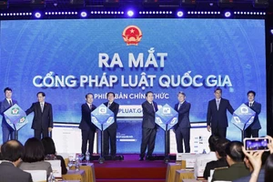 Chủ tịch Quốc hội Trần Thanh Mẫn và các đại biểu ấn nút ra mắt Cổng Pháp luật quốc gia phiên bản chính thức.