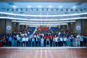 Các đại biểu, chuyên gia cùng toàn bộ sinh viên tại hội thảo.