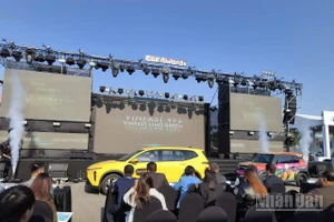 VinFast trình diễn 2 mẫu xe Limo green và VF3 trên sân khấu lễ khai mạc triển lãm.