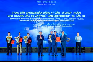 Đại diện Tập đoàn FPT nhận chứng nhận đăng ký đầu tư dự án xây dựng Khu Công nghệ số tập trung và khu phụ trợ tại Quảng Ninh.