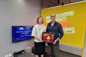 Bà Kirsten Gilbertson, Giám đốc Quản lý đối tác, AWS khu vực ASEAN, và ông Doron Shachar, CEO của Renova Cloud.