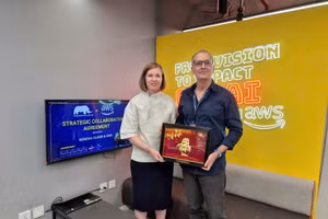 Bà Kirsten Gilbertson, Giám đốc Quản lý đối tác, AWS khu vực ASEAN, và ông Doron Shachar, CEO của Renova Cloud.