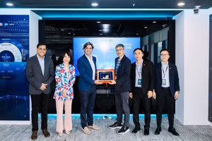 FPT và Salesforce ra mắt Trung tâm Đổi mới Dữ liệu và AI đầu tiên của Salesforce tại khu vực ASEAN, đặt tại Hà Nội.