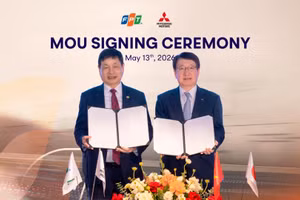 Ông Trương Gia Bình, Chủ tịch Hội đồng quản trị FPT và ông Takao Kato, Thành viên Hội đồng quản trị, Tổng Giám đốc Tập đoàn Mitsubishi Motors tại lễ ký kết.