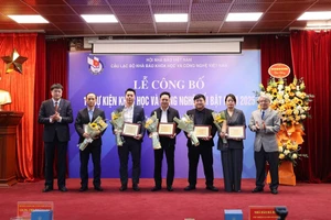 Trao tặng hoa và chứng nhận cho các cá nhân, tập thể được bình chọn sự kiện nổi bật.