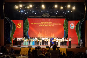 Lãnh đạo Thành phố trao giải cho các đội thi.