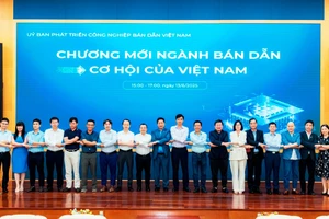 Thành viên Ủy ban Phát triển công nghiệp bán dẫn.