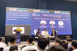 Các đại biểu thảo luận tại Hội thảo "Giải pháp công nghệ cho các bài toán lớn: Mở khóa động lực tăng trưởng 2 con số".