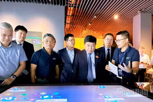 Phó Thủ tướng Nguyễn Chí Dũng tham quan Bảo tàng Vũ trụ Việt Nam. Ảnh: NGỌC HIẾU.