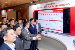 Bí thư Thành ủy Hà Nội Nguyễn Duy Ngọc nghe giới thiệu các giải pháp AI của FPT.