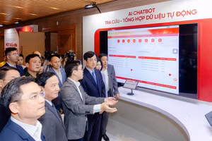 Bí thư Thành ủy Hà Nội Nguyễn Duy Ngọc nghe giới thiệu các giải pháp AI của FPT.