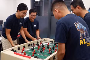 Đội ngũ Renova Cloud đang chơi bóng bàn tại nhà máy Renova AI Factory.