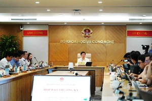 Thứ trưởng Bùi Hoàng Phương trao đổi các nội dung tại cuộc họp báo.