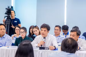 Ông Nguyễn Văn Khoa - Tổng Giám đốc FPT trình bày tham luận.