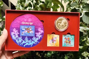 Cận cảnh hộp sản phẩm với sắc đỏ may mắn.