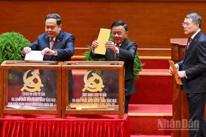 Chủ tịch Quốc hội Trần Thanh Mẫn, Thường trực Ban Bí thư Trần Cẩm Tú, Trưởng Ban Tổ chức Trung ương Lê Minh Hưng bỏ phiếu bầu Ủy viên Trung ương chính thức và Ủy viên dự khuyết Ban Chấp hành Trung ương Đảng khóa XIV.