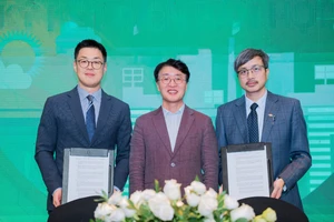 Ông Jinki Ham - CEO Glassdome, ông An KwangHyun - Chủ tịch Trung tâm Sản xuất thông minh Hàn Quốc (KOSMO) và ông Nguyễn Quốc Đông, Giám đốc Sản xuất FPT Software, Tập đoàn FPT (từ trái sang).