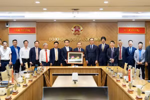 Các khách mời tham dự phiên làm việc giữa Bộ trưởng Khoa học và Công nghệ với Đại sứ Singapore tại Việt Nam, A*STAR và Tập đoàn Becamex về đề xuất thành lập Trung tâm Nghiên cứu sản xuất tiên tiến Việt Nam (VAMRC).