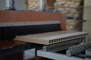 Một công đoạn trong sản xuất gỗ nhựacomposite bằng phương pháp ép đùn.