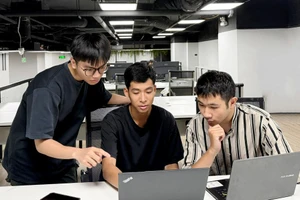 Sinh viên tìm hiểu về an ninh mạng.