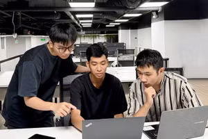 Sinh viên tìm hiểu về an ninh mạng.