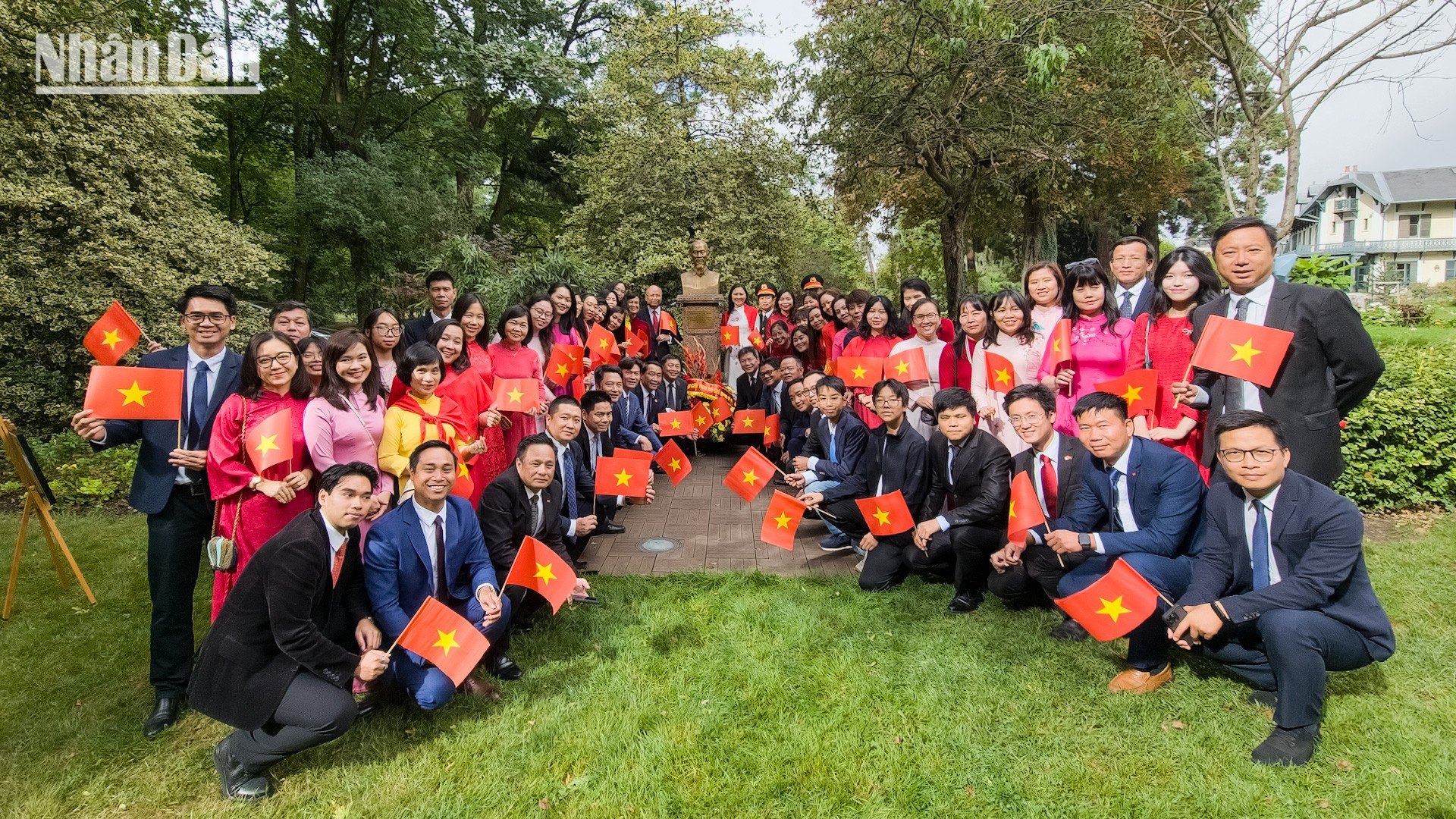 Tự hào và biết ơn Chủ tịch Hồ Chí Minh, người đã tìm ra con đường cứu nước đúng đắn cho dân tộc Việt Nam. (Ảnh: MINH DUY)