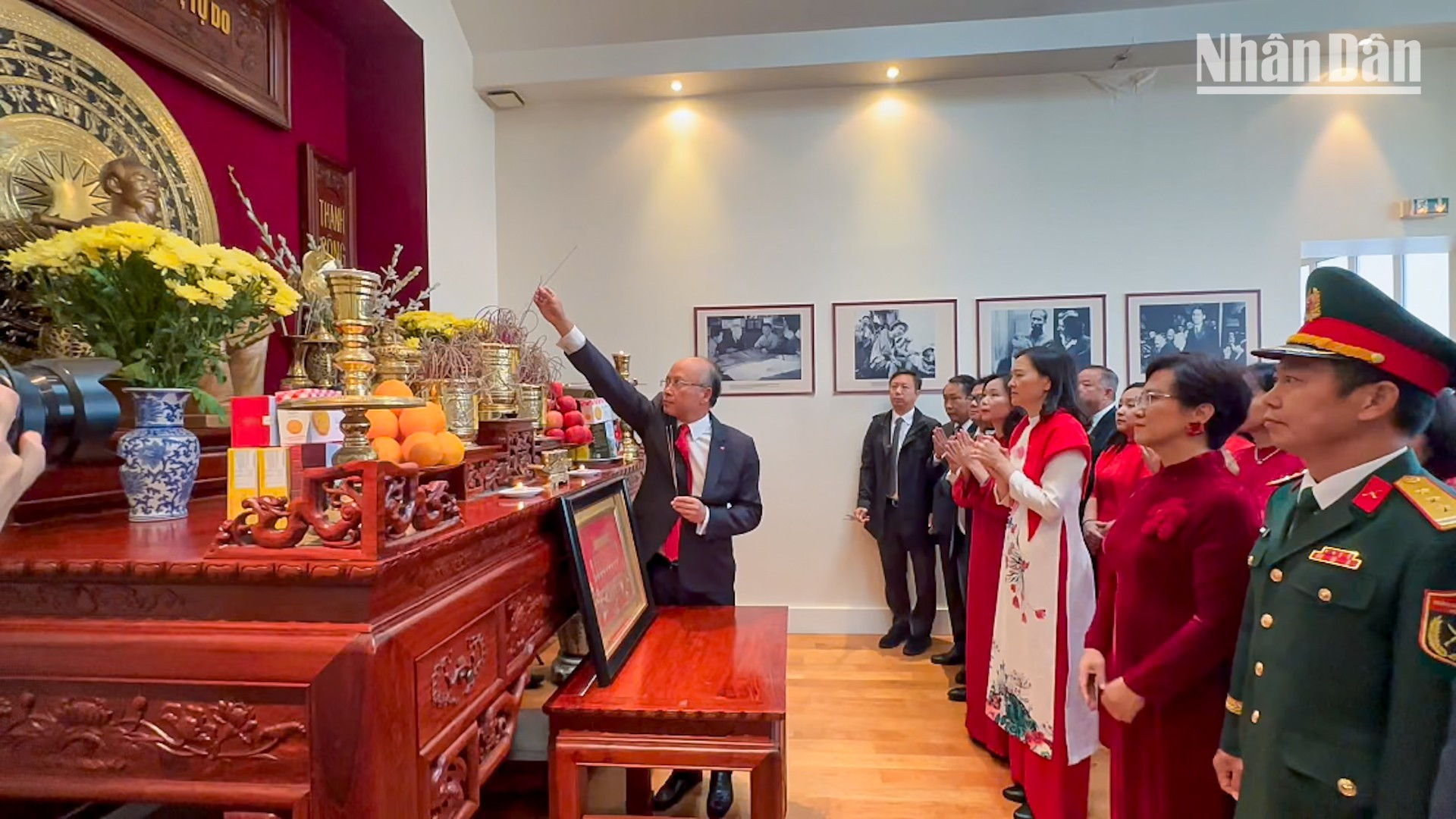 การถวายธูปเพื่อรำลึกถึงประธานาธิบดีโฮจิมินห์ ณ สถานทูตเวียดนามประจำฝรั่งเศส (ภาพ: KHAI HOAN) dang-hoa-cv-montreau-phap-duy-19.jpg