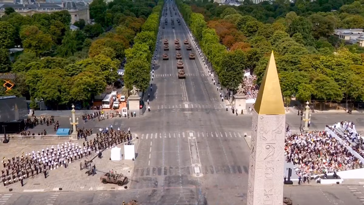 Tổng thống Pháp Emmanuel Macron cùng đội kỵ binh của Vệ binh Cộng hòa tiến vào quảng trường Concorde. Được tổ chức trên đại lộ nổi tiếng thế giới Champs-Élysées, cuộc diễu binh có sự tham gia của gần 6 nghìn binh sĩ, hiến binh, cảnh sát và nhân viên cứu hộ, cứu hỏa…