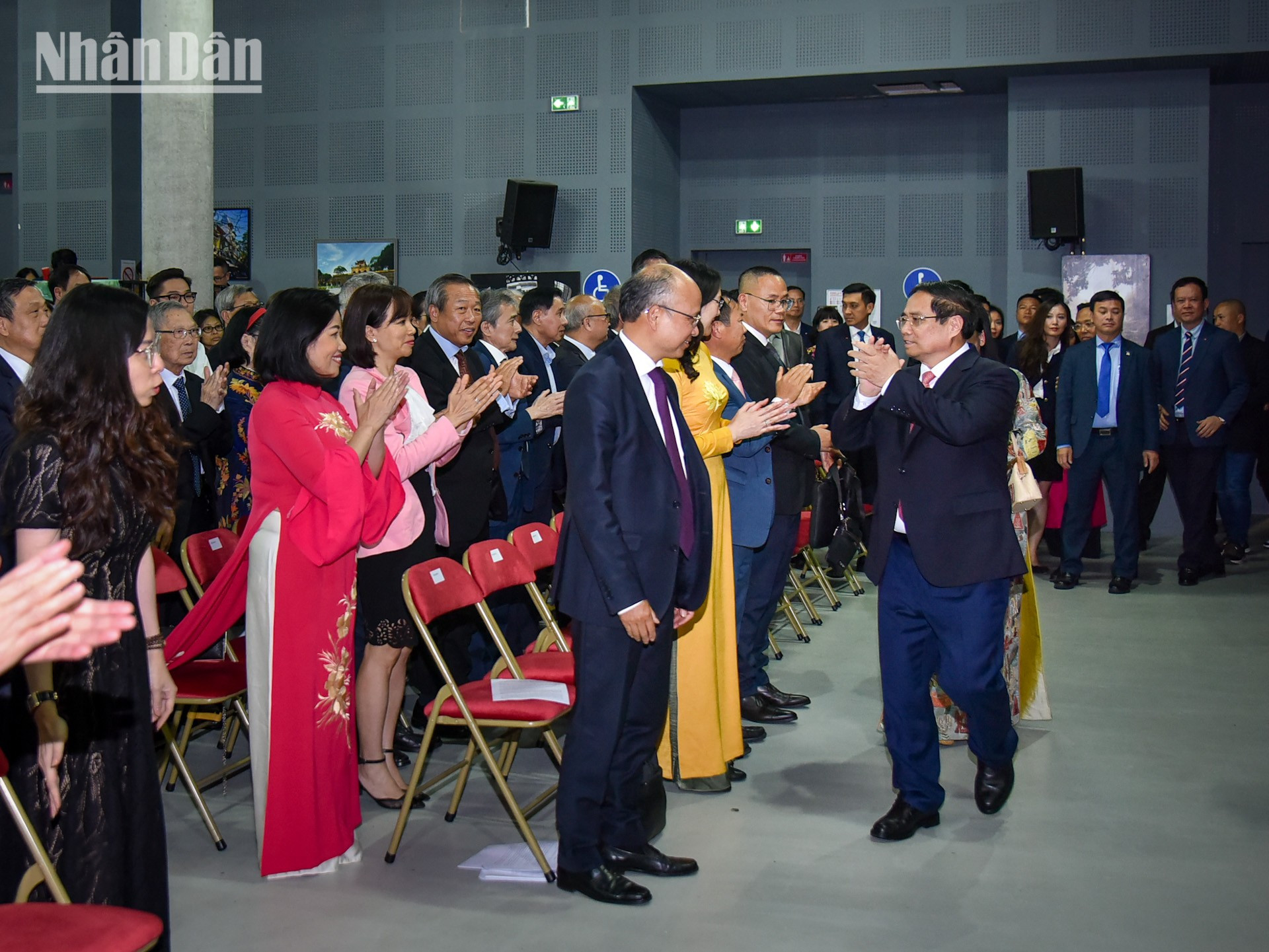 Cộng đồng người Việt tại Pháp hiện có hơn 300 nghìn người, trong đó khoảng 50 nghìn tri thức và hàng nghìn doanh nhân. Bà con kiều bào tại Pháp vô cùng tự hào về những thành tựu mà đất nước ta đã đạt được trong các lĩnh vực, tự hào về Tổ quốc ngày càng rạng danh tại khu vực và trên thế giới. duy-6002-1.jpg