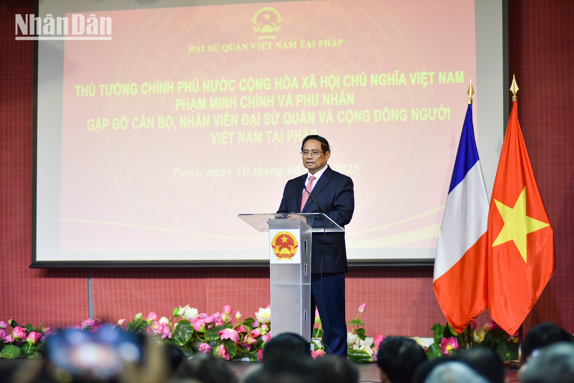 Thủ tướng Phạm Minh Chính bày tỏ vui mừng, xúc động được gặp gỡ đông đảo kiều bào tại Pháp; thông tin tới bà con về tình hình thế giới, khu vực. Thủ tướng nhấn mạnh, trong bối cảnh tình hình diễn biến nhanh, phức tạp và khó lường, Việt Nam coi trọng tầm quan trọng của việc tăng cường đoàn kết quốc tế, đề cao chủ nghĩa đa phương, cùng chung tay giải quyết các vấn đề toàn cầu. Thủ tướng đánh giá cao những đóng góp quan trọng của các thế hệ người Việt Nam tại Pháp, có truyền thống vô cùng đáng tự hào và được đích thân Chủ tịch Hồ Chí Minh đặt nền móng. duy-6084-1.jpg