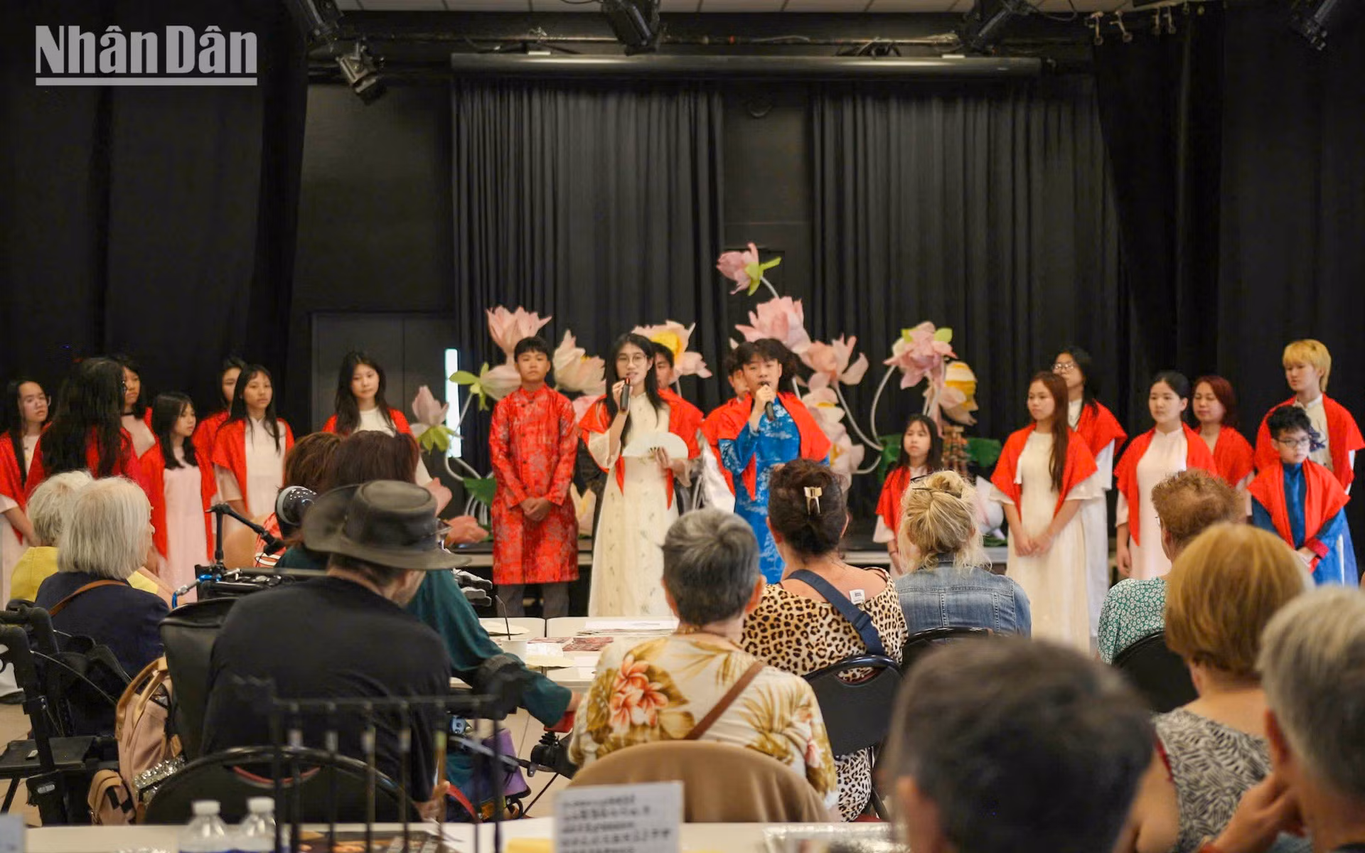 Dàn hợp xướng trường Olympia đến từ Việt Nam mang những làn điệu dân ca sâu lắng giới thiệu tới bạn bè Pháp.