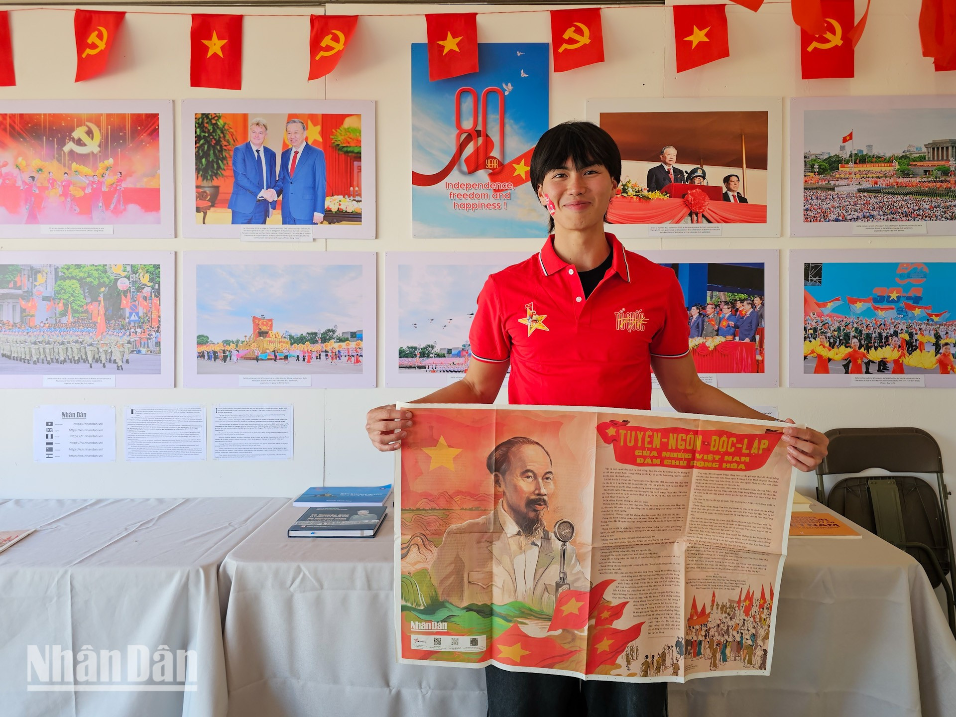 Những trang báo phóng to này không chỉ tái hiện ký ức một thời, mà còn là bài học sống động về lòng yêu nước và tinh thần bất khuất. Tại gian trưng bày do Báo Nhân Dân tổ chức tại Hội báo Nhân đạo 2025, Thach Lam Gaston Cao là con em kiều bào thế hệ thứ ba tại Pháp, rất vui khi được tặng chiếc áo có dòng chữ "Tổ quốc trong tim". huma-2025-4.jpg