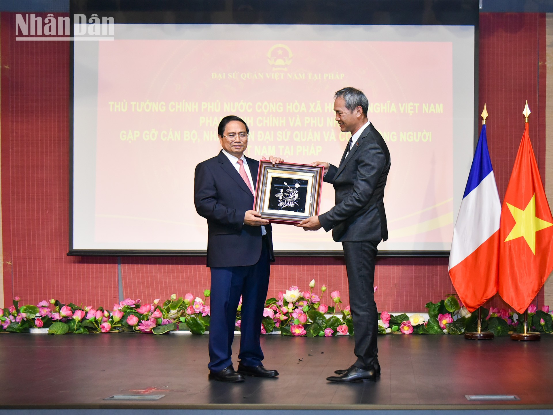Trao quà lưu niệm tặng đại diện Hội người Việt Nam tại Pháp, Thủ tướng Phạm Minh Chính nhấn mạnh rằng cộng đồng người Việt tại Pháp là điển hình cho phong trào yêu nước của cộng đồng người Việt trên toàn thế giới. duy-6167-1.jpg