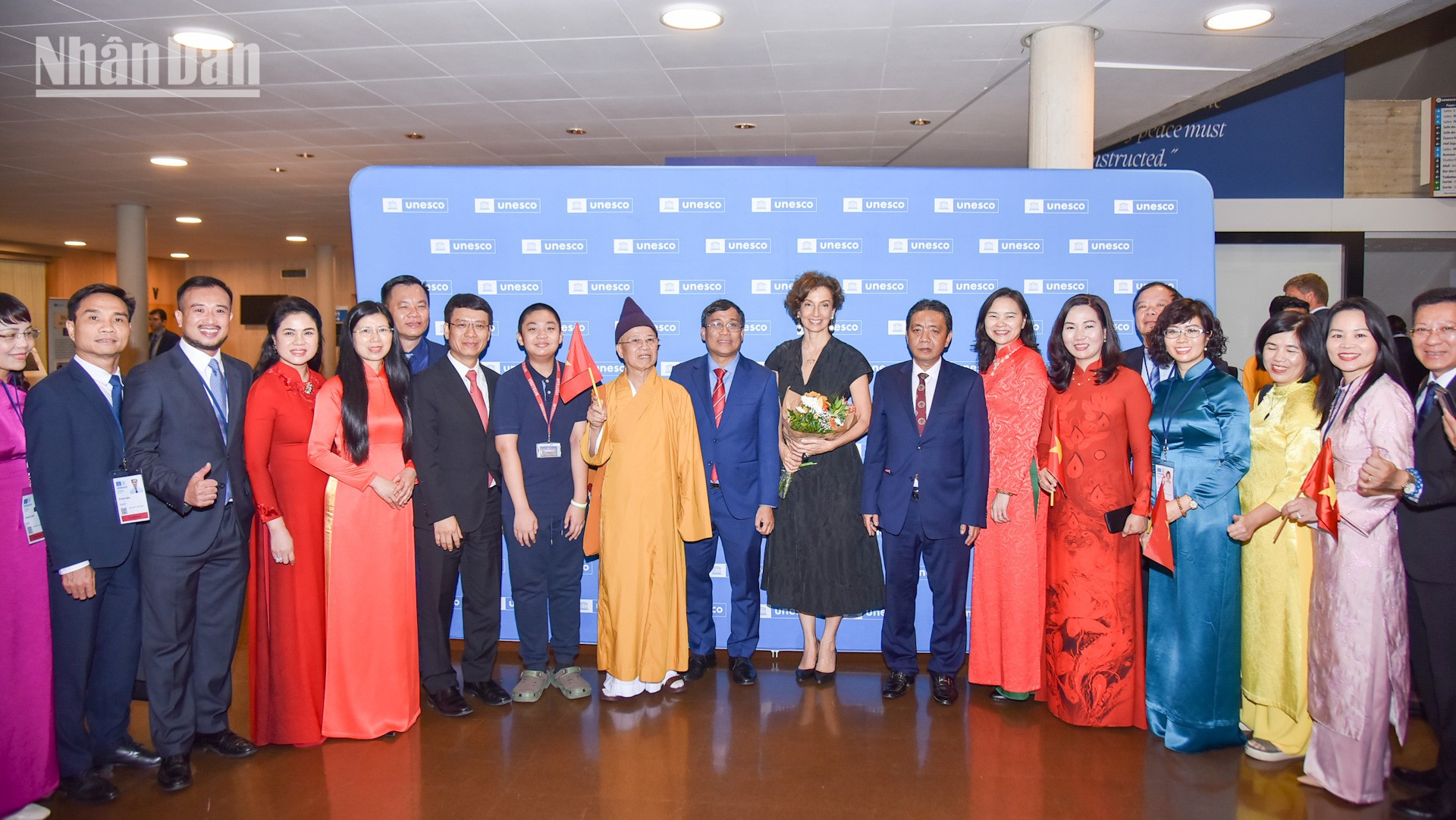 Tổng Giám đốc UNESCO Audrey Azoulay chụp ảnh lưu niệm cùng đoàn công tác Việt Nam tại Kỳ họp. unesco-yen-tu-10.jpg