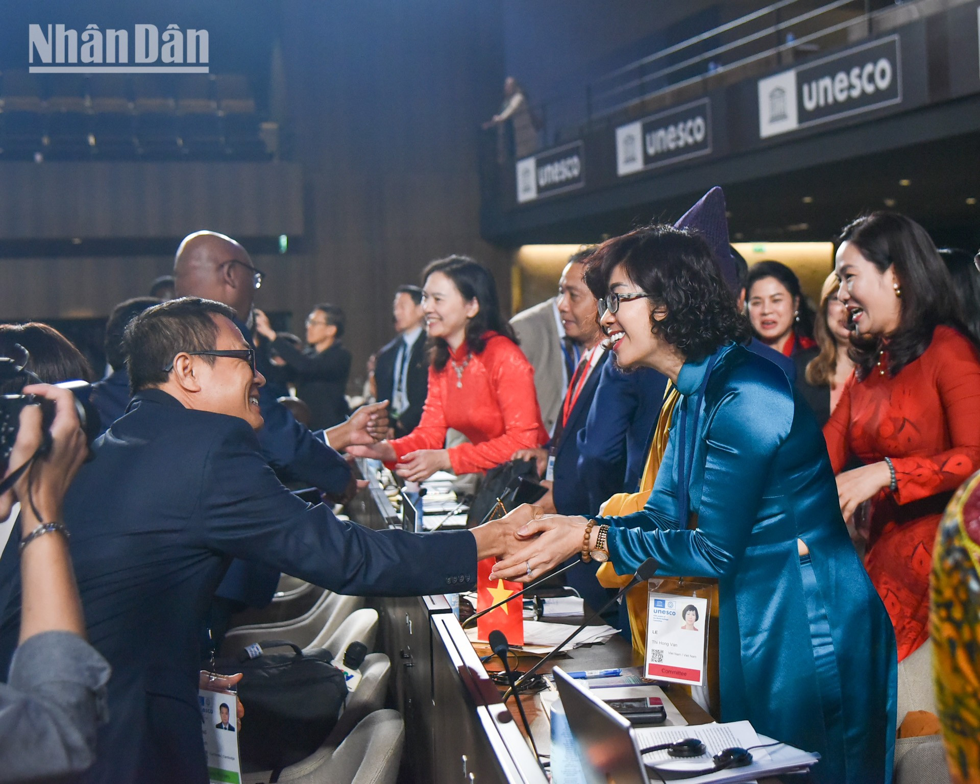 Lãnh đạo và chuyên gia các nước thành viên của UNESCO nhiệt liệt chúc mừng Đoàn Việt Nam nhân sự kiện Quần thể di tích và danh thắng Yên Tử-Vĩnh Nghiêm-Côn Sơn, Kiếp Bạc trở thành Di sản văn hóa thế giới. unesco-yen-tu-8.jpg