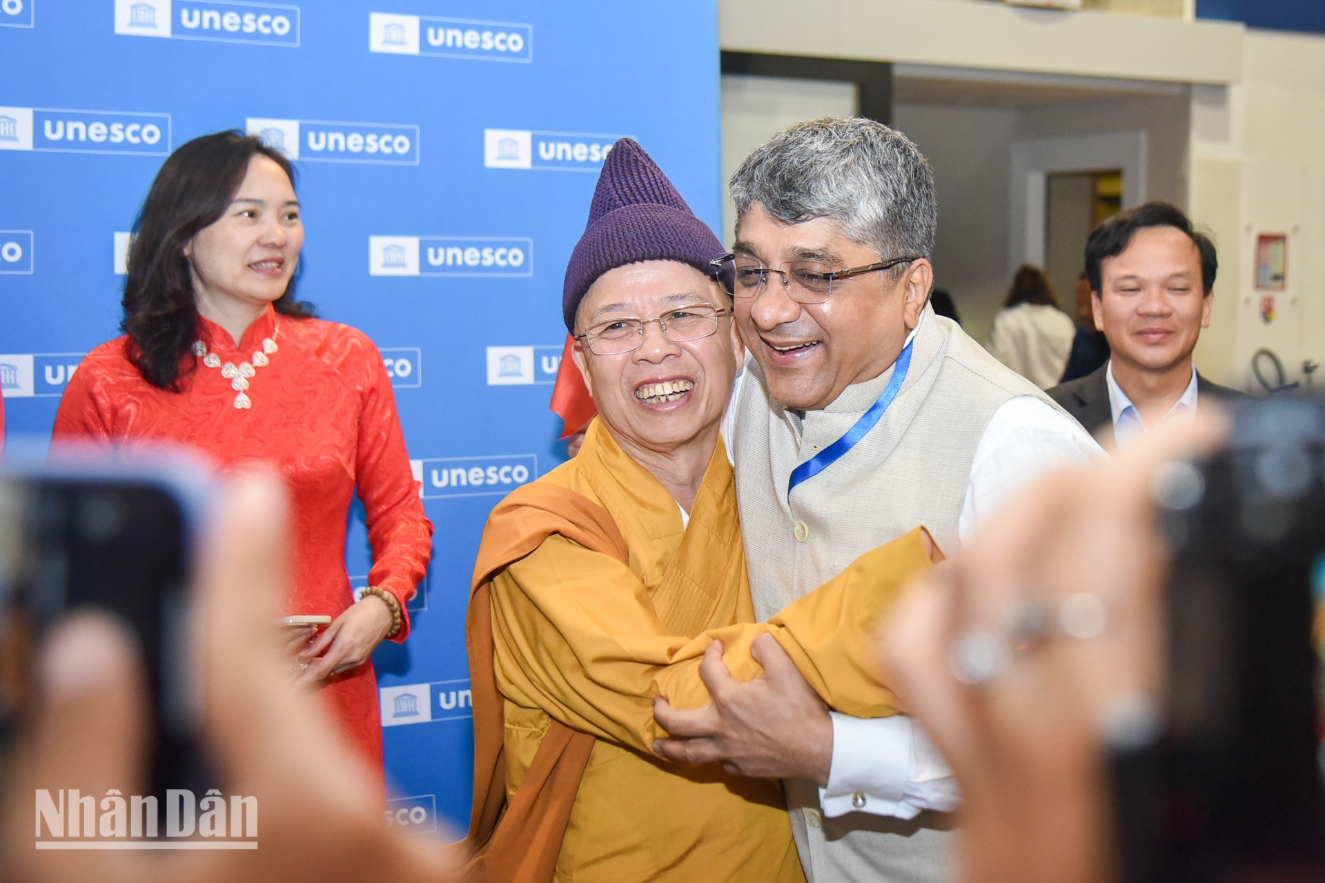 Đại sứ, Trưởng phái đoàn thường trực Ấn Độ bên cạnh UNESCO Vishal Sharma chúc mừng niềm vui của Việt Nam. unesco-yen-tu-9.jpg
