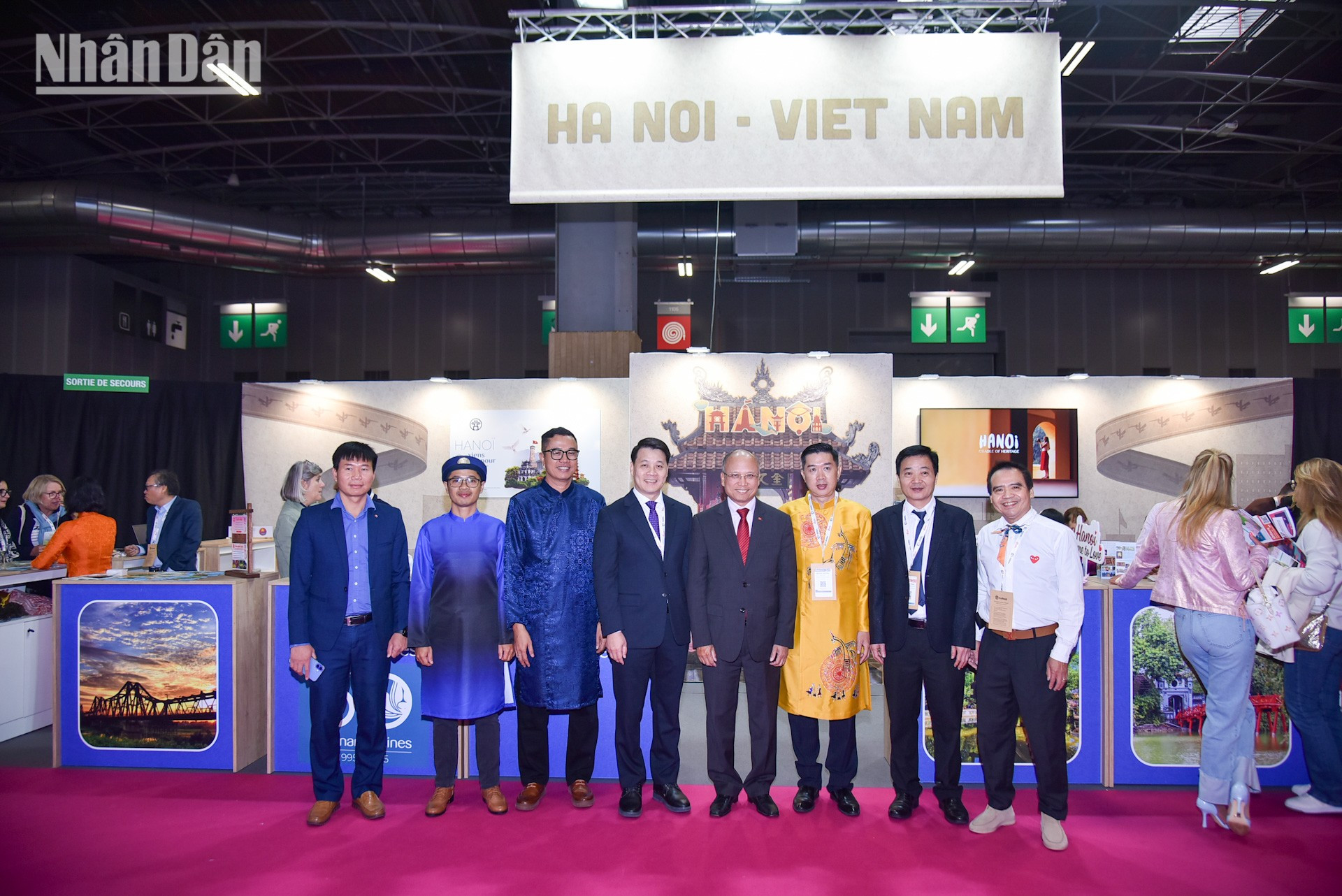 Không gian "Hà Nội đến để yêu" quy tụ sự tham gia của 12 doanh nghiệp vận tải và lữ hành du lịch. (Ảnh: MINH DUY) du-lich-viet-nam-paris-duy-6.jpg