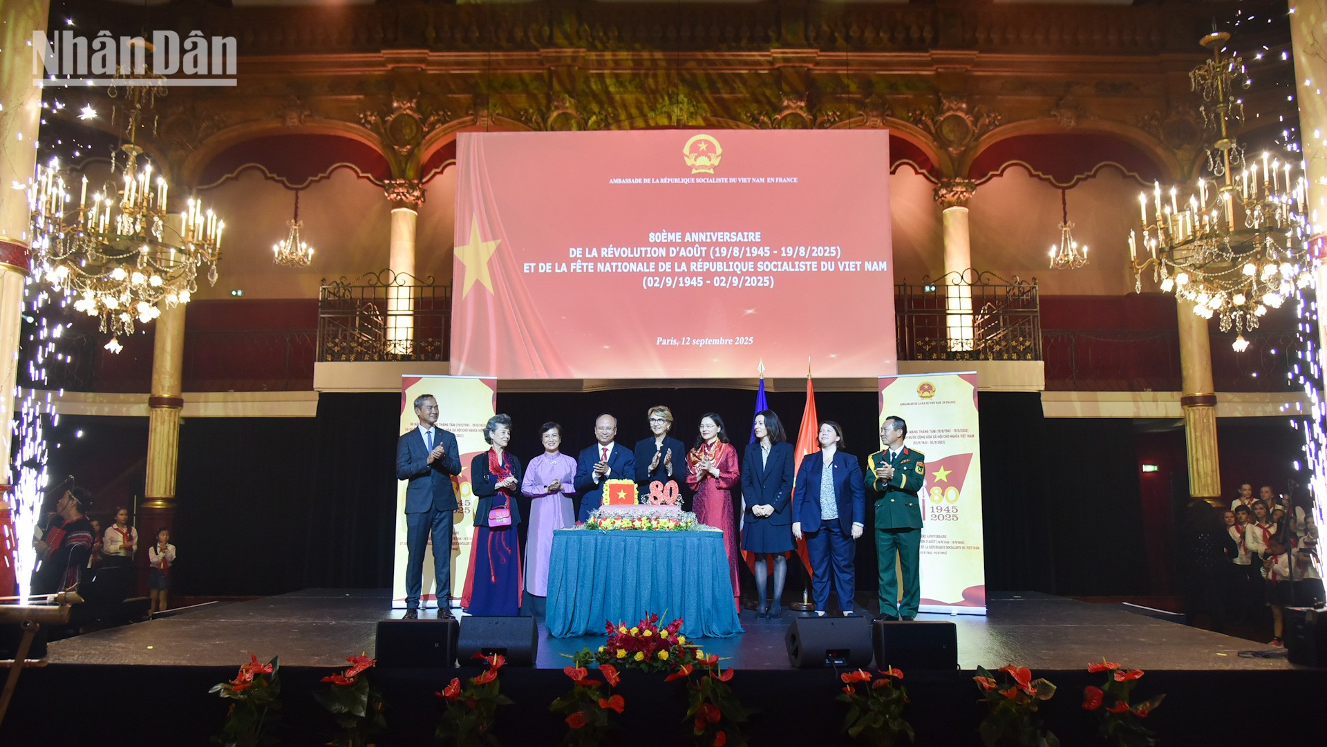 Pháp sẵn sàng hoan nghênh phía Việt Nam tham gia vào các vấn đề môi trường và khí hậu, đặc biệt là sau chuyến công tác của Thủ tướng Phạm Minh Chính tại Hội nghị Liên hợp quốc về Đại dương lần thứ 3 tại Nice. Pháp cũng cam kết đóng góp 500 triệu euro vào Chương trình Đối tác chuyển đổi năng lượng công bằng (JETP) tại Việt Nam. quoc-khanh-tai-phap-2025-duy-17.jpg